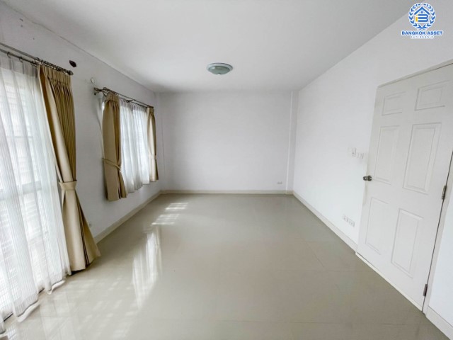 *****ทาวน์เฮ้าส์มือสองย่านนนทบุรี ม.สิรภัทร4 รัตนาธิเบศร์-ไทรม้า บ้านหลังใหญ่เนื้อที่เยอะถึง 27.7 ตร.ว. ฟังก์ชัน 3 ห้องนอน 2 ห้องน้ำ 2 ที่จอดรถ บนทำเลโซนเมือง ใกล้ทางด่วน "งามวงศ์วาน" และรถไฟฟ้าสายสีม่วง "สถานีไทรม้า" ราคาถูกเพียง 2 ล้านกลางๆ